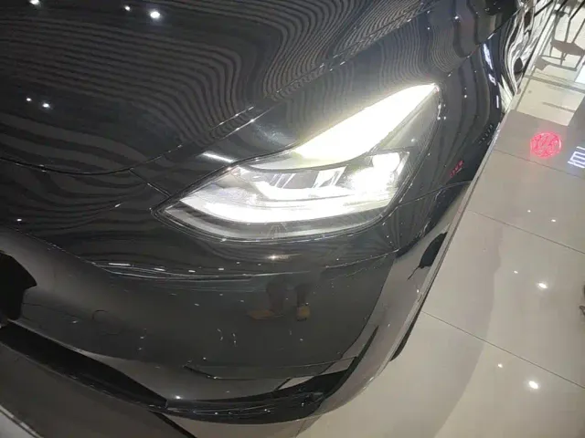 Tesla Model Y — Фото автомобиля 23