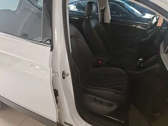 Volkswagen Tiguan L — Фото автомобиля 24