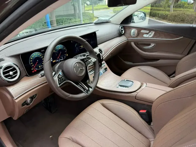 Mercedes-Benz E-Class — Фото автомобиля 4