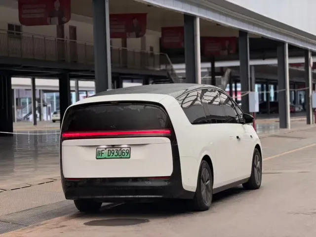 Li Auto MEGA — Фото автомобиля 10