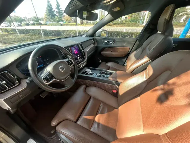 Volvo XC60 — Фото автомобиля 8