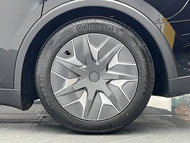 Tesla Model Y L — Фото автомобиля 13