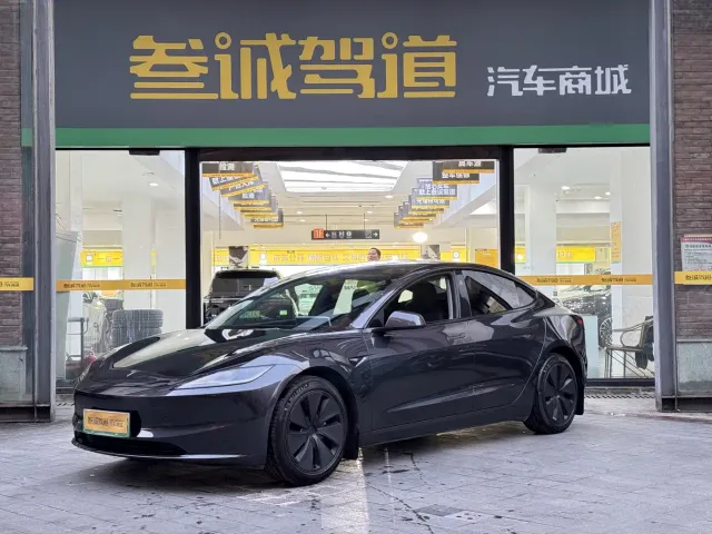 Фотография автомобиля — Tesla Model 3