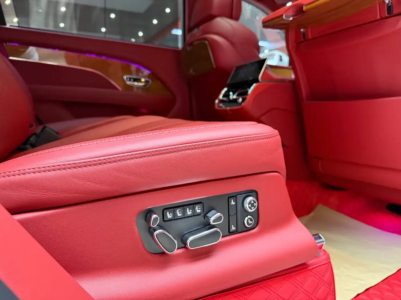 Bentley Bentayga 2024 4.0T V8 Long Wheelbase — Фото автомобиля 13