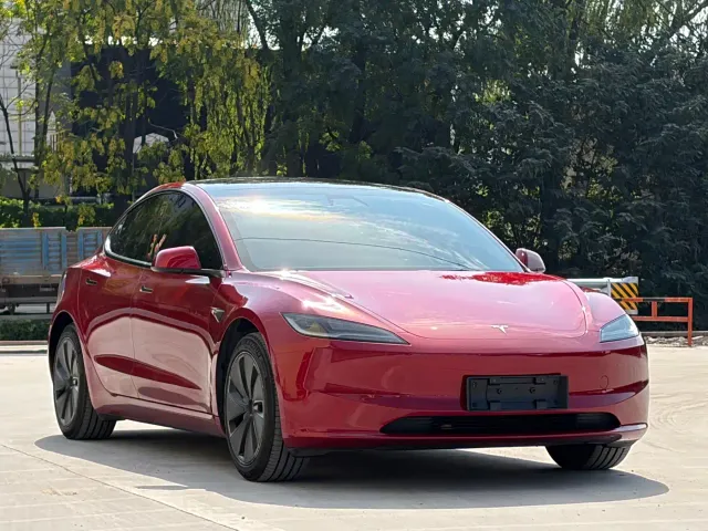 Tesla Model 3 — Фото автомобиля 3