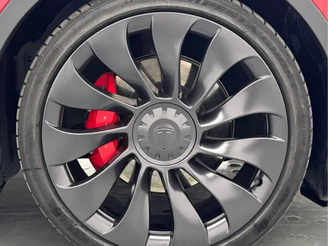 Tesla Model Y — Фото автомобиля 13