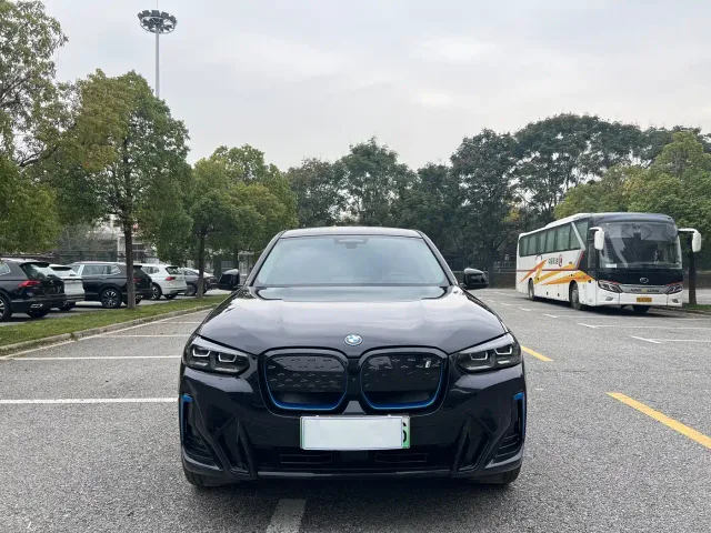 BMW iX3 — Фото автомобиля 2