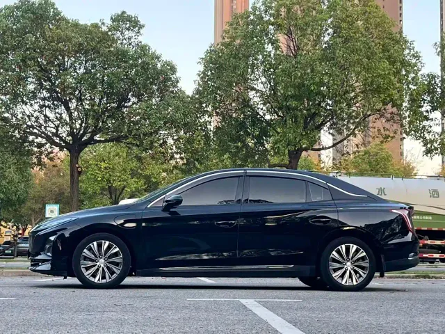 Hongqi E-QM5 — Фото автомобиля 8