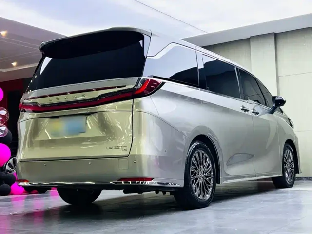 Lexus LM — Фото автомобиля 11