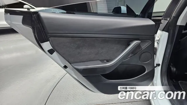 Tesla Model 3 — Фото автомобиля 24