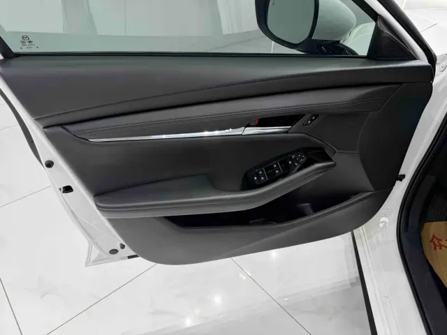 Mazda Axela — Фото автомобиля 9