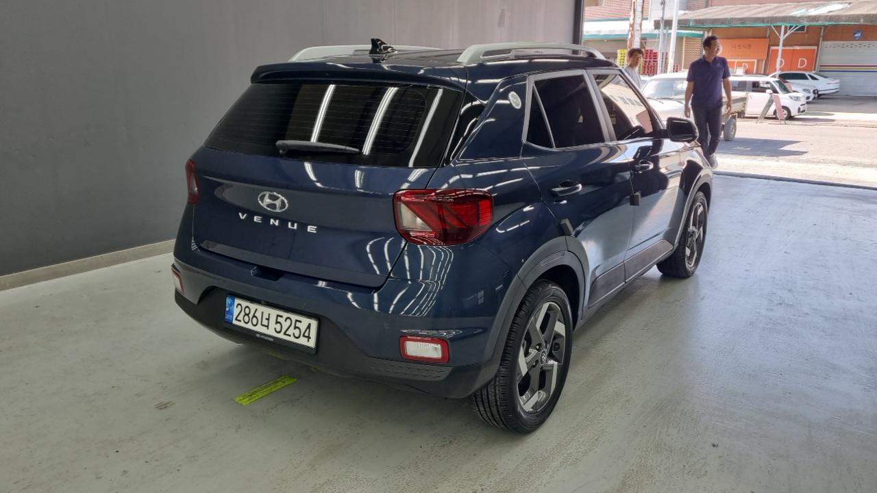 Hyundai Venue — Фото автомобиля 2