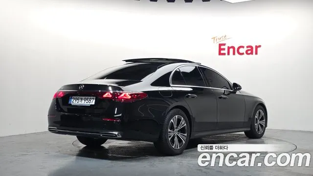 Mercedes-Benz E-Class — Фото автомобиля 2