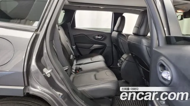 Jeep Cherokee — Фото автомобиля 12