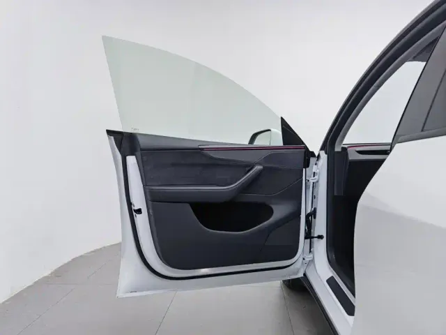 Tesla Model Y — Фото автомобиля 8