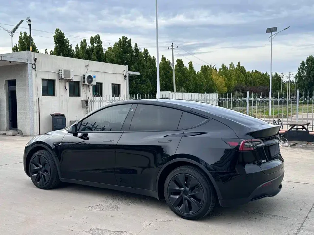 Tesla Model Y — Фото автомобиля 6