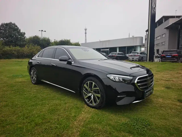 Mercedes-Benz E-Class — Фото автомобиля 3
