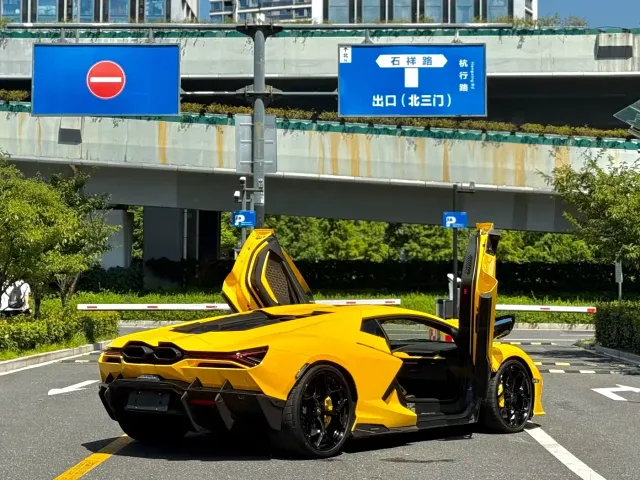 Lamborghini Revuelto — Фото автомобиля 7