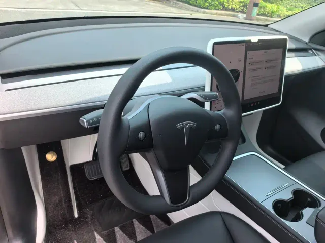 Tesla Model Y — Фото автомобиля 13