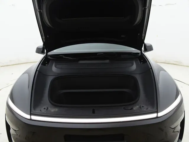 Tesla Model Y L — Фото автомобиля 16