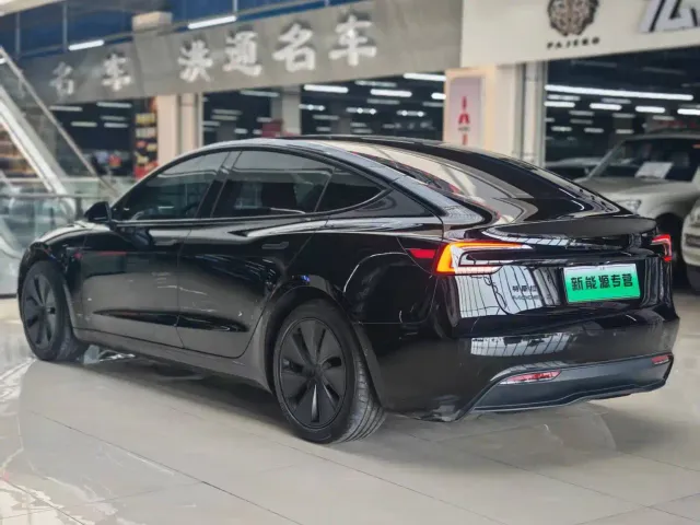 Tesla Model 3 — Фото автомобиля 4