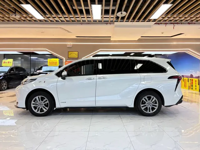 Toyota Sienna — Фото автомобиля 2