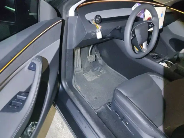 Tesla Model Y — Фото автомобиля 17
