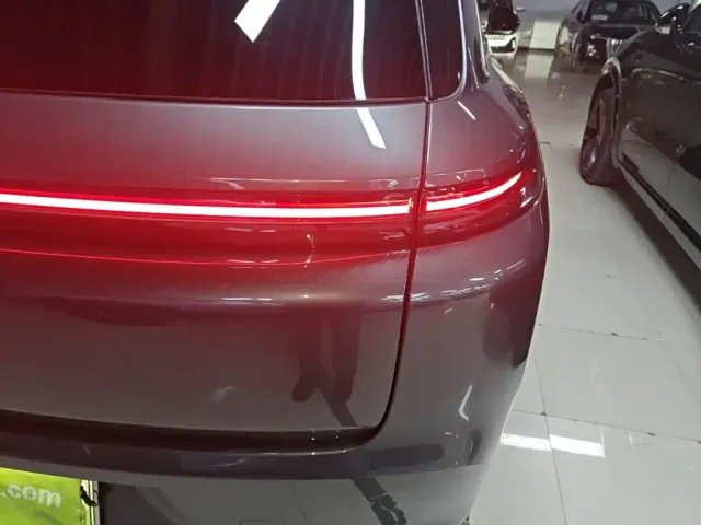 Li Auto L8 — Фото автомобиля 7