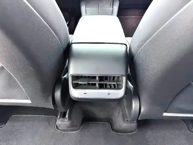 Tesla Model Y — Фото автомобиля 7