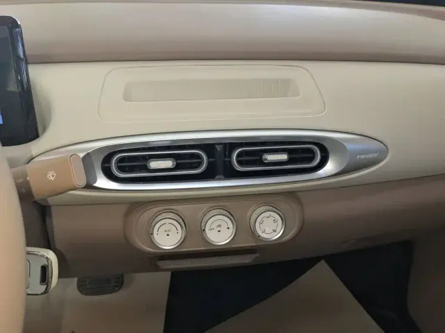 Wuling Motors Hongguang MINIEV 2025 4-Door Advanced — Фото автомобиля 12