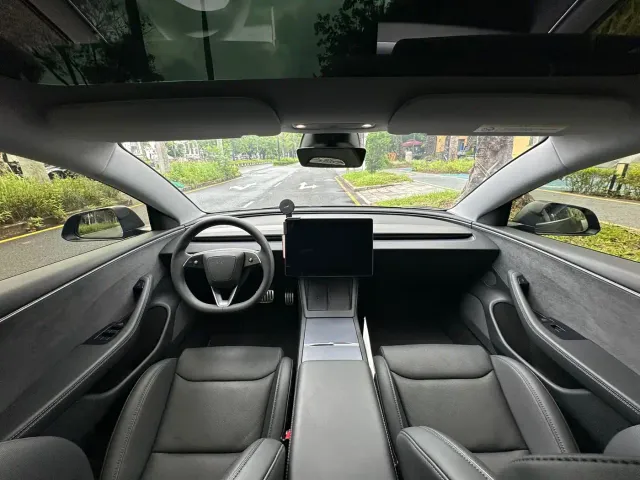 Tesla Model 3 — Фото автомобиля 6
