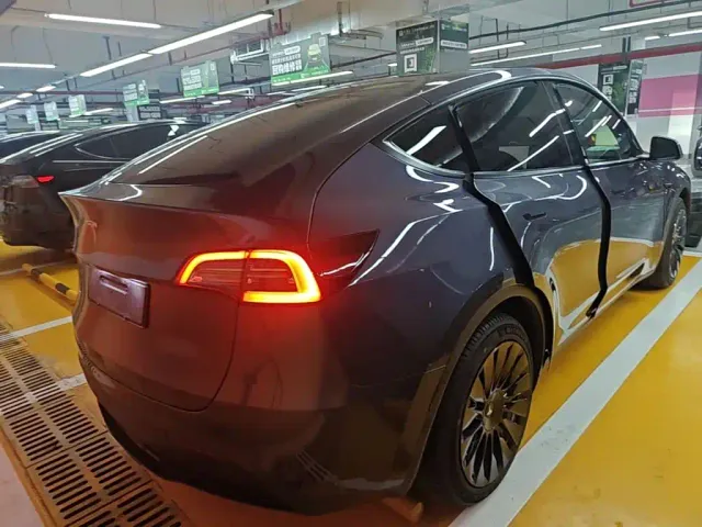 Tesla Model Y — Фото автомобиля 6