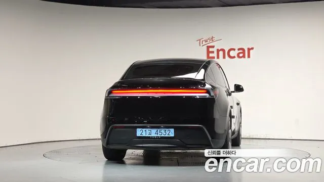Tesla Model Y — Фото автомобиля 4