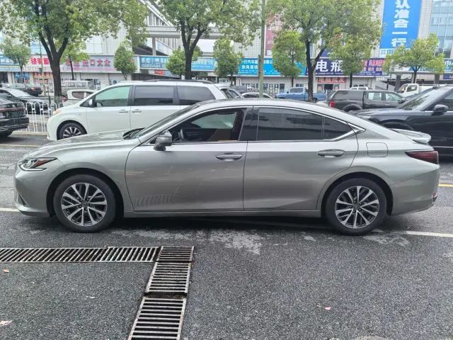 Lexus ES — Фото автомобиля 3