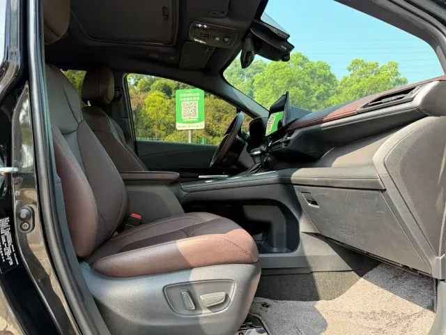 Toyota Sienna — Фото автомобиля 7