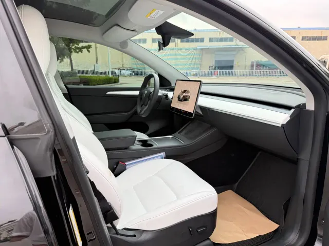 Tesla Model Y — Фото автомобиля 11