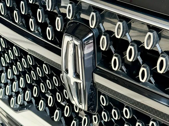 Lincoln Navigator — Фото автомобиля 4