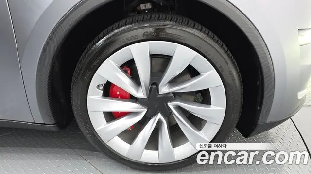 Tesla Model Y — Фото автомобиля 19
