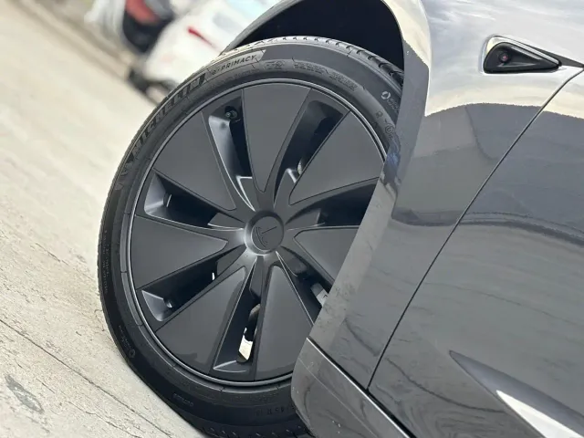 Tesla Model 3 — Фото автомобиля 9