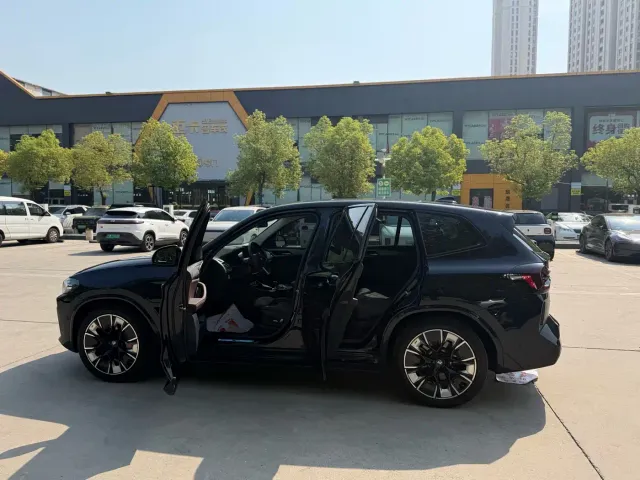 BMW iX3 — Фото автомобиля 13