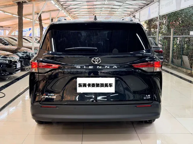 Toyota Sienna — Фото автомобиля 9