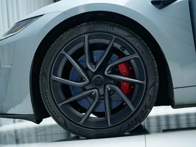 Tesla Model 3 — Фото автомобиля 16
