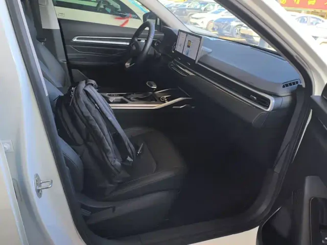 Geely Emgrand — Фото автомобиля 24