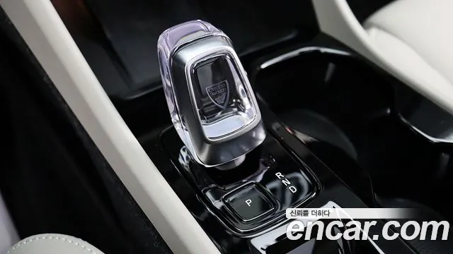 Volvo XC40 — Фото автомобиля 12