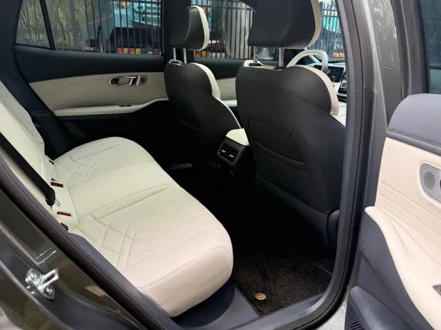 Geely Galaxy Starship 7 EM-i — Фото автомобиля 12