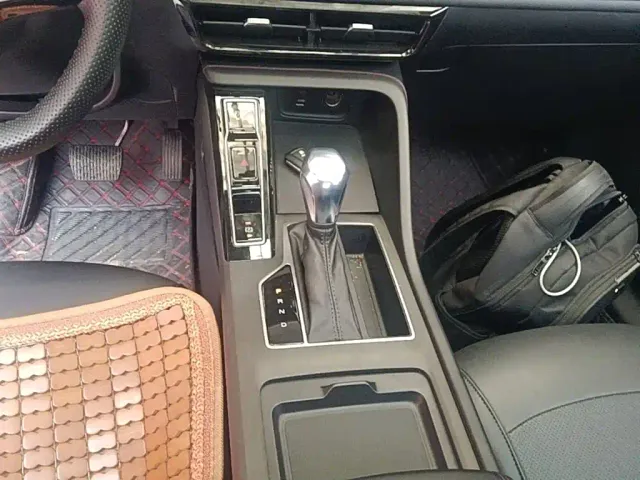 Roewe i5 — Фото автомобиля 13