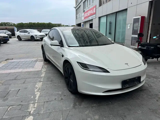 Tesla Model 3 — Фото автомобиля 2