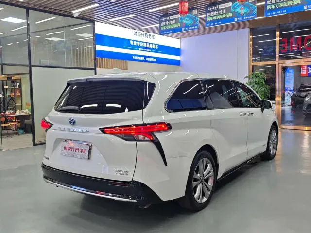 Toyota Sienna — Фото автомобиля 21