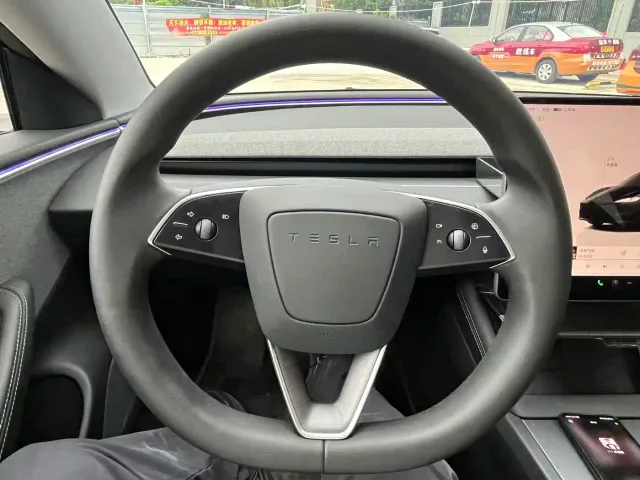 Tesla Model 3 — Фото автомобиля 7