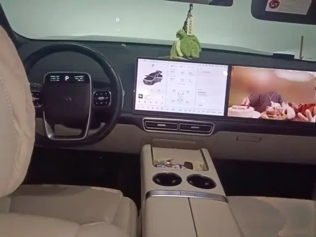 Li Auto L8 — Фото автомобиля 12